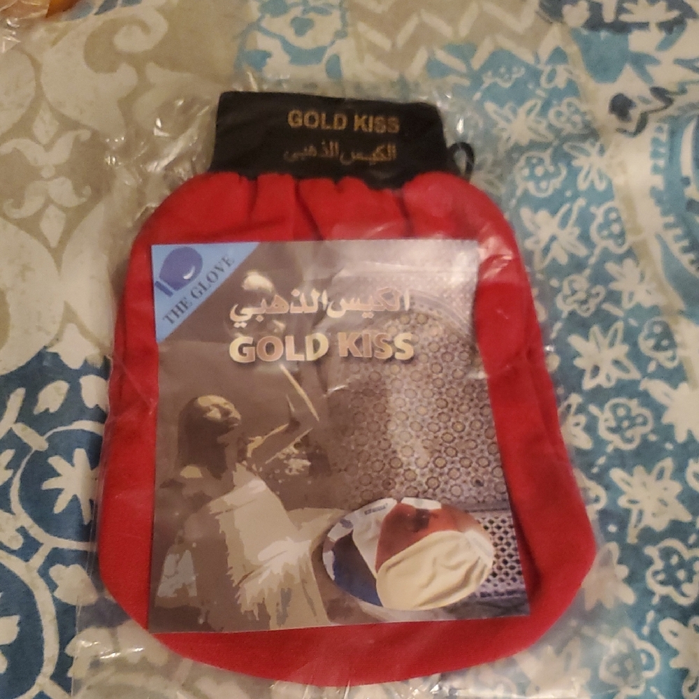 Gold Kiss Red Exfoliating Glove Abyone Can Use It